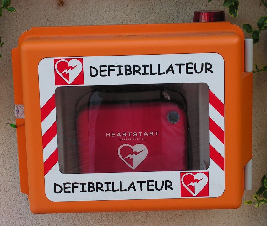 defibrillateur comic sans