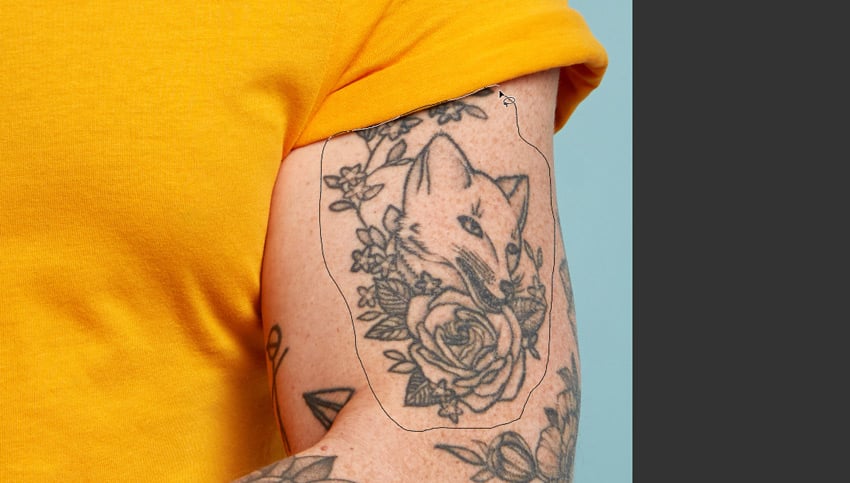 Photo tattoo removal: outline the tattoo.
